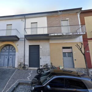 GRAZZANISE CENTRO – INTERO STABILE, DEPOSITO E TERRAZZO