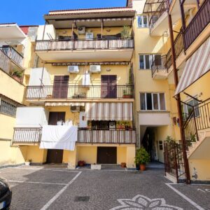 Adiacenze  Piazza Capodichino- Appartamento 3 vani cantina e posto auto di proprietà